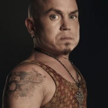 Martin Klebba è Rollo in una foto promozionale di The Cape