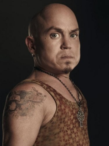 Martin Klebba è Rollo in una foto promozionale di The Cape