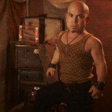 Martin Klebba è Rollo in una immagine promozionale di The Cape