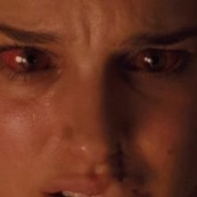 Natalie Portman in un inquietante primo piano nel thriller Black Swan