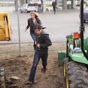 Sarah Roemer e Jason Ritter nell'episodio Your World to Take di The Event