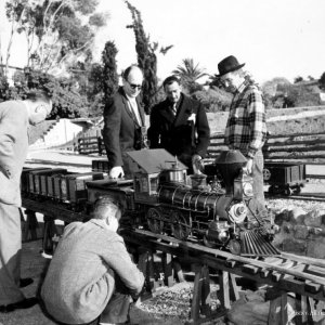 Walt Disney insieme a Salvador Dalì sul set