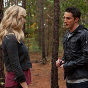 Candice Accola ascolta Michael Trevino in una scena di The Sacrifice di Vampire Diaries