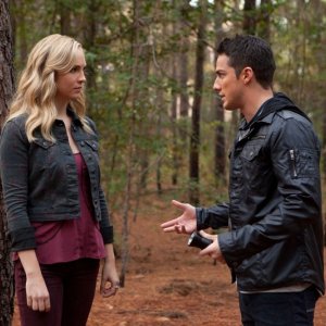 Candice Accola e Michael Trevino in una sequenza dell'episodio The Sacrifice di Vampire Diaries