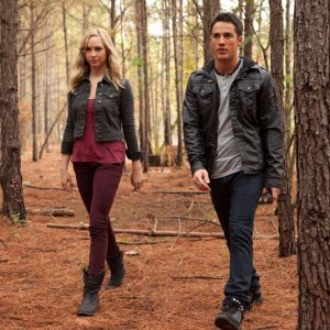 Candice Accola e Michael Trevino nel bosco nell'episodio The Sacrifice di Vampire Diaries