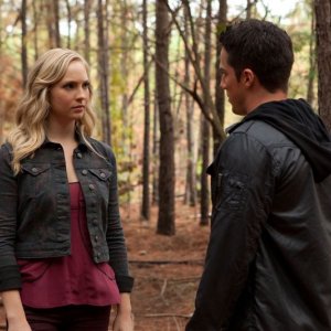 Caroline (Candice Accola) e Tyler (Michael Trevino) in The Sacrifice di Vampire Diaries