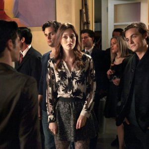 Connor Paolo (di spalle), Penn Badgley, Leighton Meester e Kevin Zegers nell'episodio The Townie di Gossip Girl