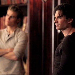 Damon (Ian Somerhalder) e il fratello Stefan (Paul Wesley) nell'episodio The Sacrifice di Vampire Diaries
