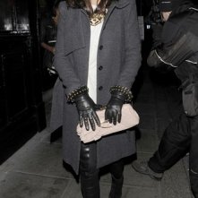 Kelly Brook esce dal pub Punchbowl a Londra