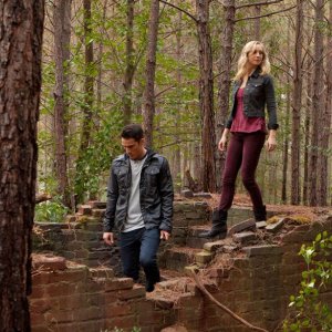 Tyler (M. Trevino) e Caroline (C. Accola) sul terreno dei Lockwood nell'episodio The Sacrifice di Vampire Diaries