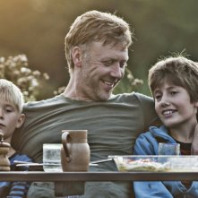 Mikael Persbrandt e Markus Rygaard in una scena del dramma In un mondo migliore