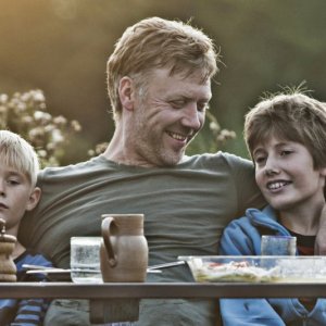 Mikael Persbrandt e Markus Rygaard in una scena del dramma In un mondo migliore