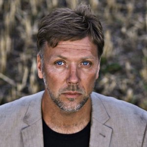 Primo piano di Mikael Persbrandt dal film In un mondo migliore