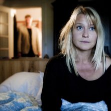 Trine Dyrholm in una scena del dramma In un mondo migliore