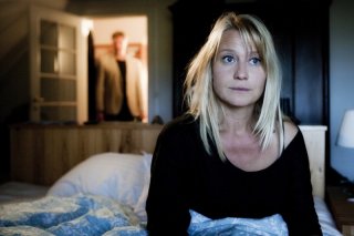 Trine Dyrholm in una scena del dramma In un mondo migliore