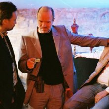 Aurélien Recoing e Franck Llopis in una scena del film L'étranger