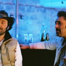 Franck Llopis e Jean-Pierre Martins in una scena del film L'étranger