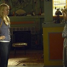 Julia Stiles e Angela Bettis in una scena dell'episodio Hop a Freighter di Dexter
