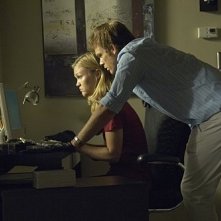 Julia Stiles e Michael C. Hall in una scena dell'episodio Hop a Freighter di Dexter