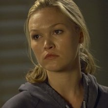 Julia Stiles in una scena dell'episodio In the Beginning della quinta stagione di Dexter