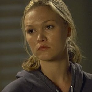 Julia Stiles in una scena dell'episodio In the Beginning della quinta stagione di Dexter