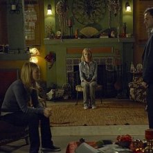 Julia Stiles, Jonny Lee Miller e Angela Bettis in una scena dell'episodio Hop a Freighter di Dexter