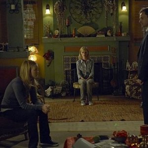 Julia Stiles, Jonny Lee Miller e Angela Bettis in una scena dell'episodio Hop a Freighter di Dexter