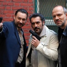 Lawrence Faudot con Jean-Pierre Martins e Aurélien Recoing in una scena del film L'étranger