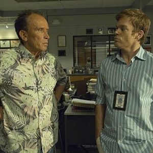 Michael C. Hall con Peter Weller in una scena dell'episodio In the Beginning della quinta stagione di Dexter
