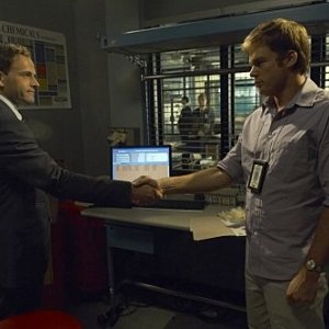 Michael C. Hall e Jonny Lee Miller in una scena dell'episodio In the Beginning della quinta stagione di Dexter