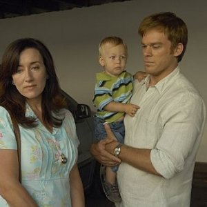Michael C. Hall e Maria Doyle Kennedy in una scena dell'episodio In the Beginning della quinta stagione di Dexter