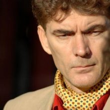 Primo piano di Shpetim Beja dal film L'étranger