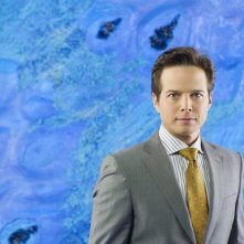 Scott Wolf è Chad Decker in una foto promozionale della stagione 2 di V