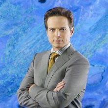 Scott Wolf è Chad Decker in una immagine promozionale della stagione 2 di V