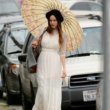 Isabel Lucas prende un caffè con amici a Silverlake