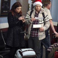 Joanna Garcia e Jake Lacy in Better With You nell'episodio Better With Christmas Crap
