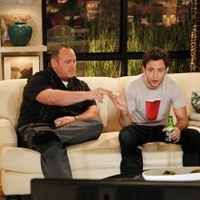 Will Sasso e Jonathan Sadowski in $#*! My Dad Says nell'episodio The Manly Thing To Do