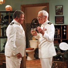 William Shatner e John Mahoney in $#*! My Dad Says nell'episodio The Manly Thing To Do