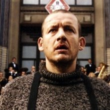 Dany Boon nella sequenza musical del film L'esplosivo piano di Bazil