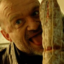 Dominique Pinon in una scena del film L'esplosivo piano di Bazil