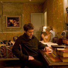 Grégoire Leprince-Ringuet e (dietro) Léa Seydoux nel drammatico Roses à crédit