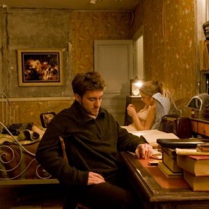 Grégoire Leprince-Ringuet e (dietro) Léa Seydoux nel drammatico Roses à crédit