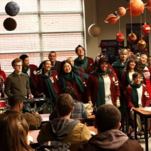 Il cast di Glee in una scena dell'episodio A Very Glee Christmas