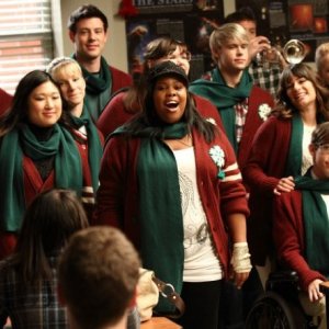 Il cast di Glee intona un brano natalizio in una scena dell'episodio A Very Glee Christmas