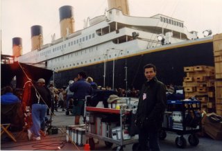 Il make up artist Giulio Pezza sul set del film Titanic, di James Cameron