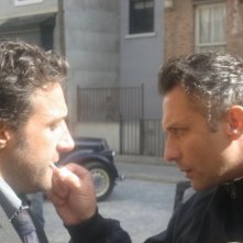 Il truccatore Giulio Pezza con Flavio Insinna sul set della serie tv Ho sposato uno sbirro