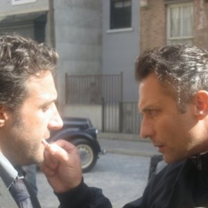 Il truccatore Giulio Pezza con Flavio Insinna sul set della serie tv Ho sposato uno sbirro