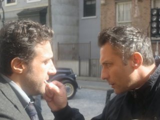 Il truccatore Giulio Pezza con Flavio Insinna sul set della serie tv Ho sposato uno sbirro