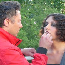 Il truccatore Giulio Pezza con Serena Rossi sul set del film Eroi per caso