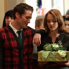 Matthew Morrison e Jayma Mays in una scena dell'episodio A Very Glee Christmas di Glee